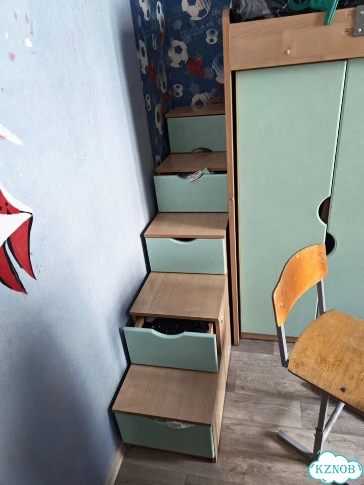 Двухэтажная кровать в комплекте с мебелью фото 2