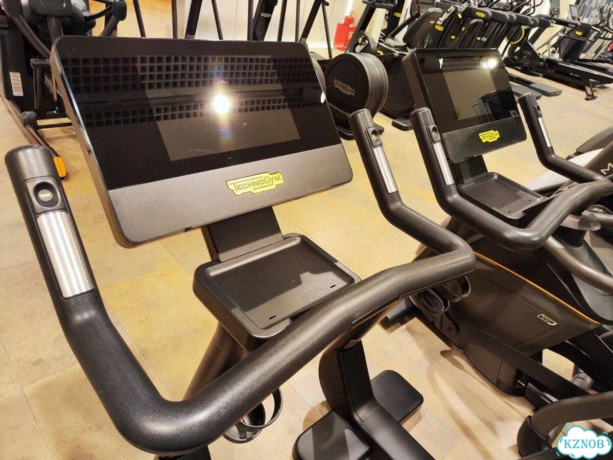 Вертикальный велотренажер Technogym Excite Bike Live 700 HP 10 фото 3