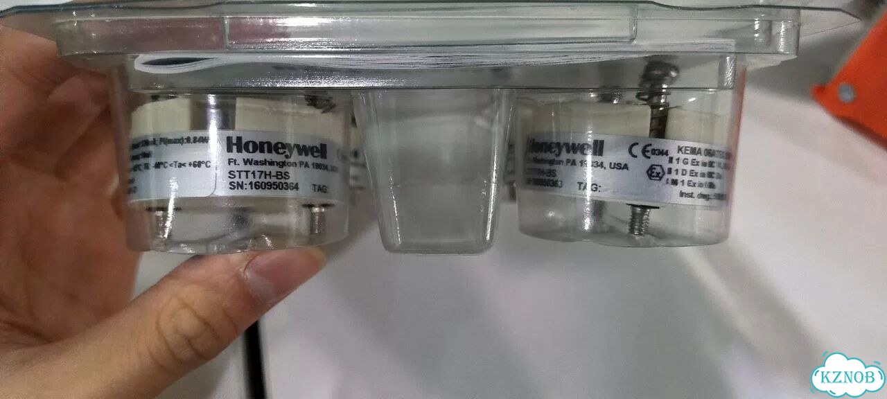 E2E-X30MC1L18 2M Датчик индуктивный Omron фото 9