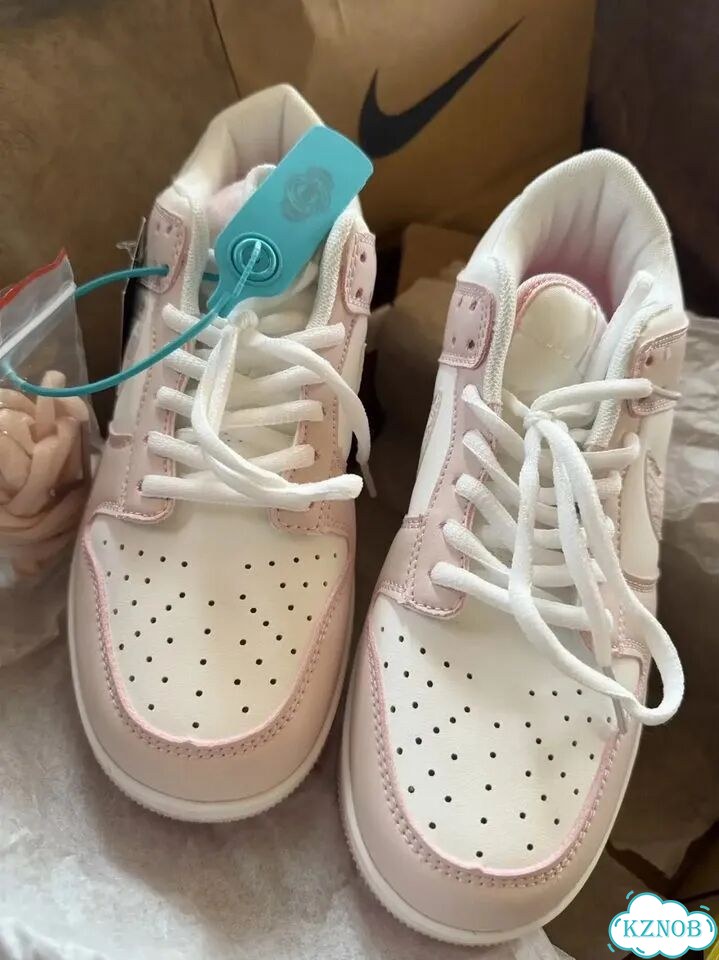 Кроссовки Nike женские фото 1
