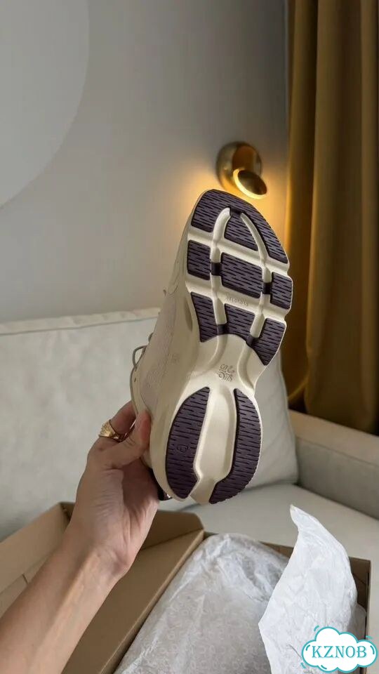 Loewe on cloudsolo кроссовки 38,5 новые sand фото 4