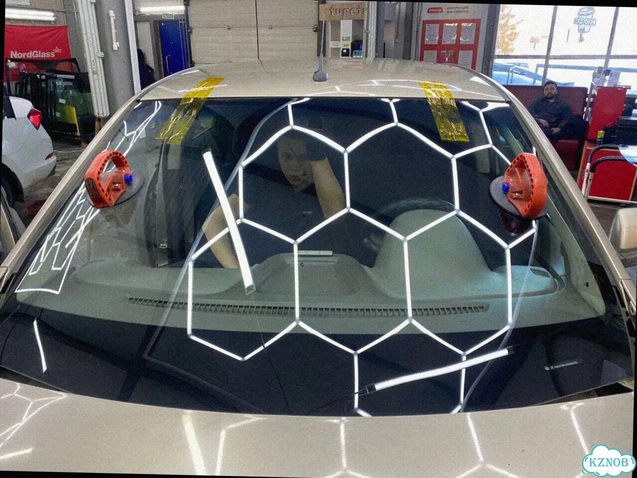 Заднее стекло Geely Monjaro фото 7