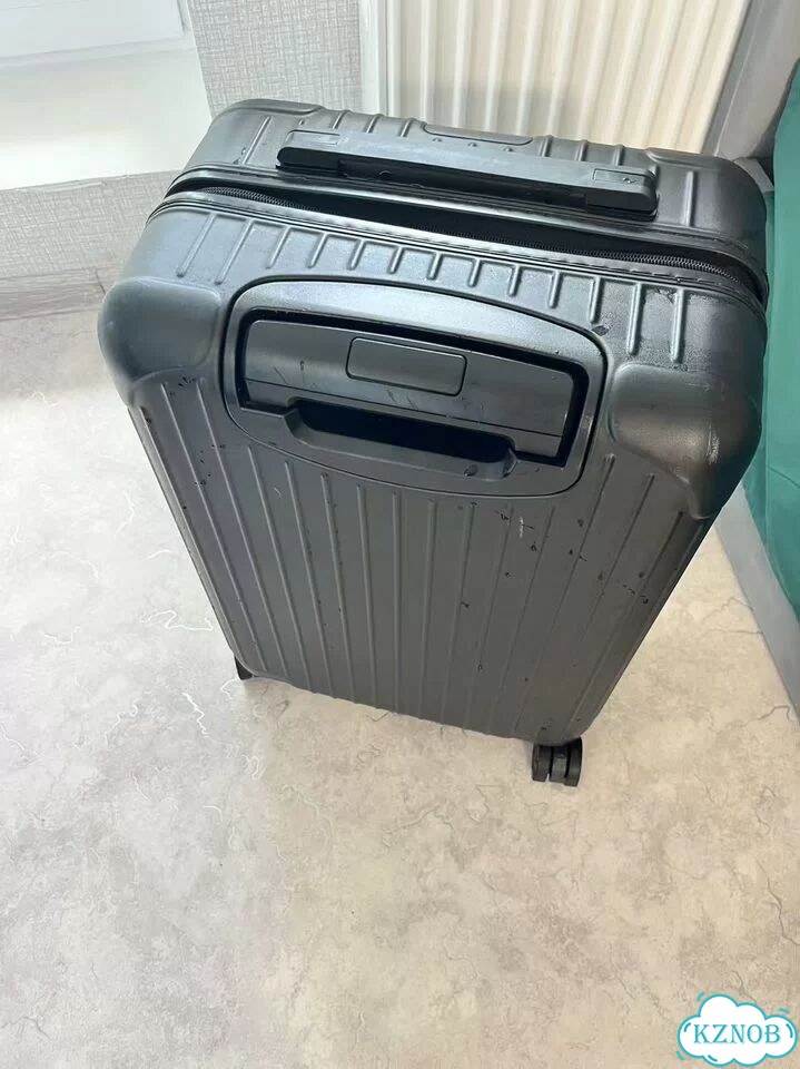 Rimowa Essential Black чемодан фото 3