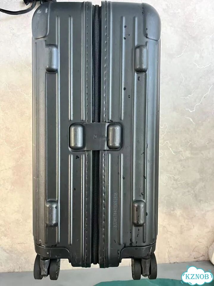 Rimowa Essential Black чемодан фото 4