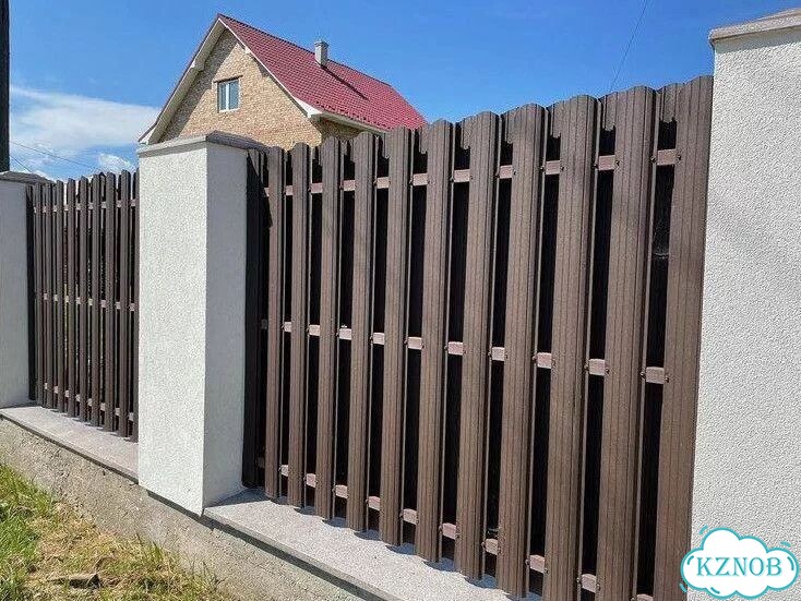 Забор из евроштакетника фото 2