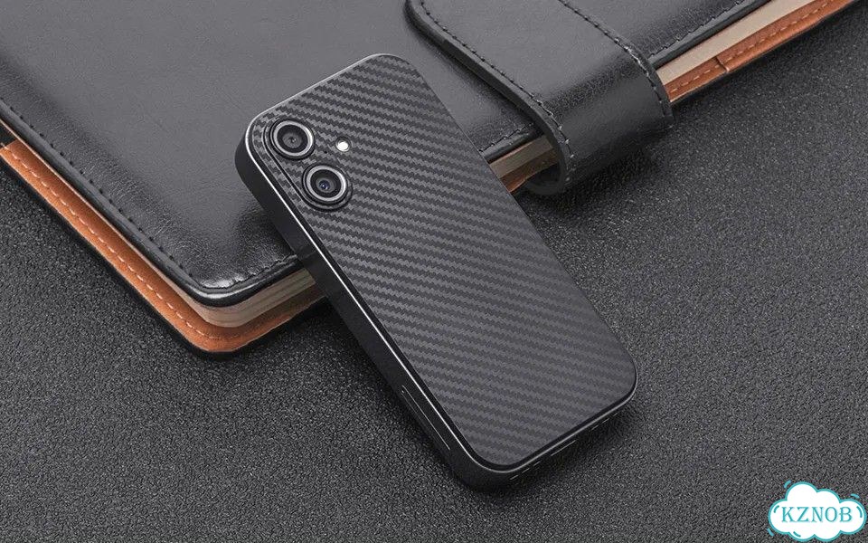 Компактный карманный смартфон В карбоновом стиле фото 1