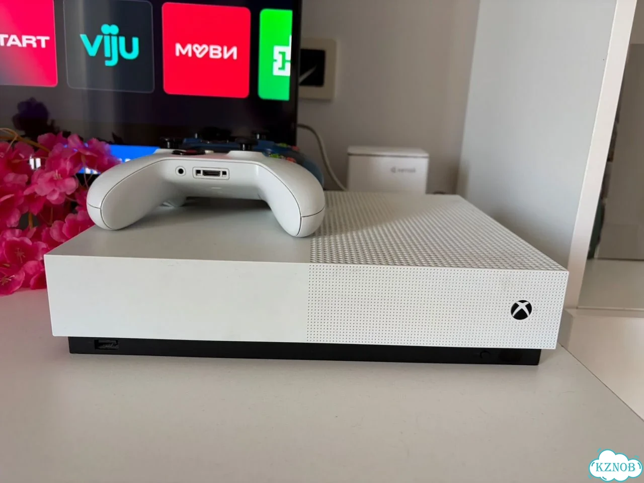 Xbos one S 1tb с 2 геймпадами фото 1