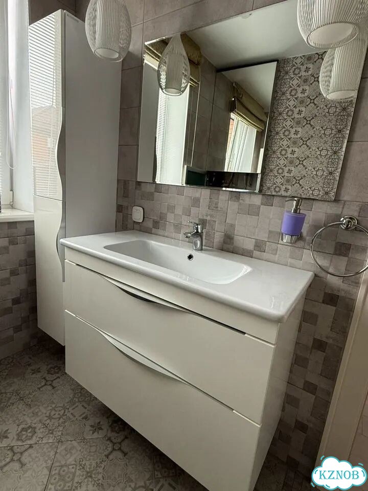 Тумба с раковиной, смесителем и подвесной шкаф бу фото 1
