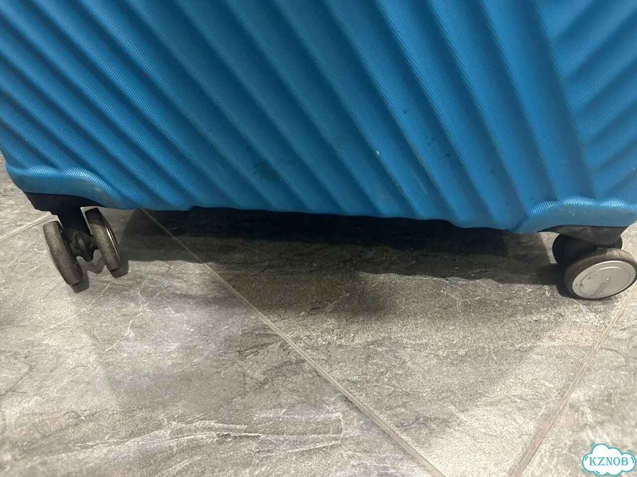Чемодан на колесах american tourister размер m фото 6